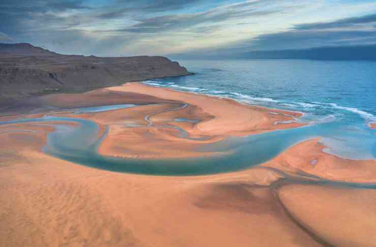 Xem vùng hoang dã&nbsp;cuối cùng của châu Âu ở Westfjords: Thiên nhiên hùng vĩ bao trùm của Iceland lên đến đỉnh điểm ấn tượng ở Westfjords, nơi du lịch đại chúng biến mất -&nbsp;chỉ khoảng 10% du khách từng đến thăm khu vực này. Khu bảo tồn thiên nhiên Hornstrandir là một trong những khu vực hoang dã thực sự cuối cùng của châu Âu. Đó là điểm đến tuyệt vời để đi bộ đường dài, với địa hình đầy thách thức và cơ hội tuyệt vời để phát hiện cáo Bắc Cực, hải cẩu, cá voi... Tại Rauðasandur trên bán đảo Látrabjarg, bạn sẽ tìm thấy một bãi biển tuyệt đẹp với những bãi cát màu hồng, đỏ trải dài trước mắt. Dynjandi là thác nước ấn tượng nhất ở Westfjords. Con đường gập ghềnh đến đó nổi tiếng với tầm nhìn tuyệt vời. Ảnh: Getty.