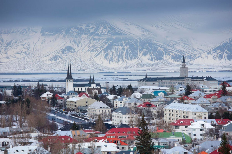 Tìm hiểu văn hóa Iceland ở Reykjavík: Petite Reykjavík tự hào có tất cả điều thú vị mà bạn mong đợi ở một thủ đô châu Âu - chẳng hạn như các bảo tàng và khu mua sắm tuyệt vời. Bạn có thể lang thang Old Harbor và Grandi - nơi&nbsp;thu hút khách du lịch, với các phòng trưng bày nghệ thuật&nbsp;và một số bảo tàng. Điểm thú vị&nbsp;khác của thành phố là Hallgrímskirkja -&nbsp;nhà thờ bê tông trắng với đài quan sát trên tòa tháp cao 74 m... Ảnh: Forbes.