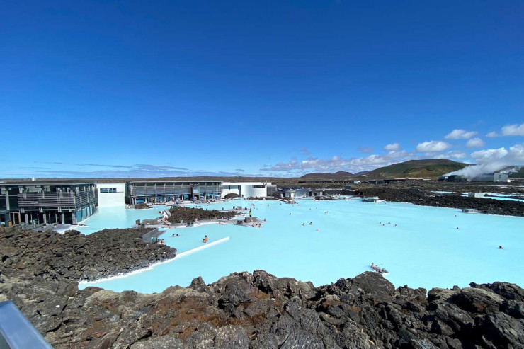 Nghỉ dưỡng tại Blue Lagoon: Một điểm hấp dẫn ở&nbsp;Iceland là đắm mình&nbsp;trong lượng nước địa nhiệt dư thừa. Bạn sẽ tìm thấy nó ở khắp mọi nơi, từ trung tâm thành phố Reykjavík đến các mũi bán đảo bị cô lập của Westfjords. Chúng không chỉ mang lại cảm giác thư thái đến khó tin mà còn là liều thuốc giải độc hoàn hảo cho cơn say và là cách tuyệt vời để gặp gỡ người dân địa phương. Blue Lagoon nằm trong một cánh đồng dung nham đen tuyệt đẹp, spa Blue Lagoon màu lục lam được cung cấp nước từ nhà máy địa nhiệt Svartsengi tương lai; với những tòa tháp bằng bạc, những đám mây hơi nước cuộn trào và những người trong bùn silic trắng. Ở đây rất đông đúc nhưng bạn thực sự không nên bỏ lỡ. Hãy đặt trước các dịch vụ, nơi này khá thuận&nbsp;tiện, gần sân bay Keflavík, là&nbsp;điểm đến hoàn hảo trước khi bay về nhà. Ảnh: Travel and Leisure.