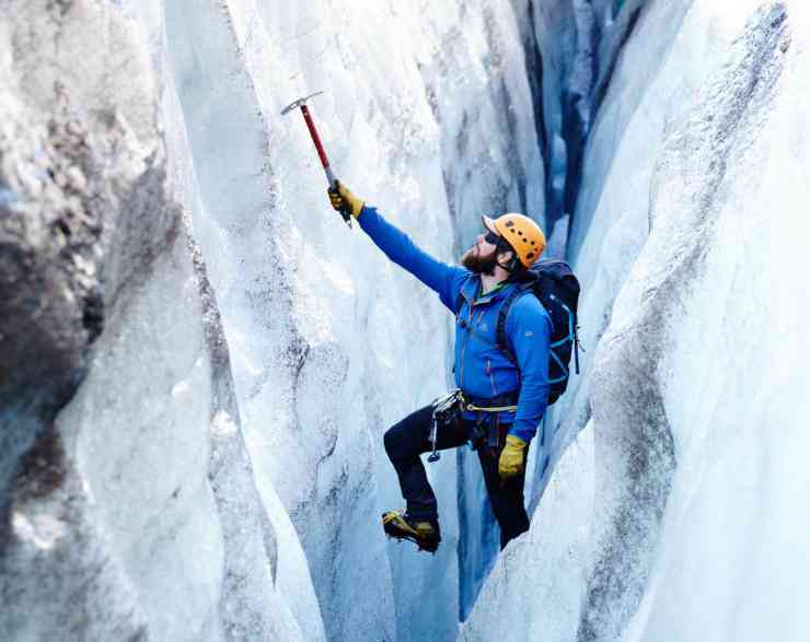 Phiêu lưu trong Vườn quốc gia Vatnajökull: Công viên quốc gia lớn nhất châu Âu&nbsp;được tạo ra bởi sự kết hợp của 2 công viên: Skaftafell ở phía Đông Nam Iceland và Jökulsárgljúfur ở phía Đông Bắc.&nbsp;Rất nhiều sông băng chảy xuống đây, trong khi bên dưới là những ngọn núi lửa đang hoạt động. Bạn sẽ bị mê hoặc bởi sự đa dạng của cảnh quan, những con đường mòn đi bộ và các hoạt động bên trong công viên siêu lớn này. Ảnh: Lonely Planet.