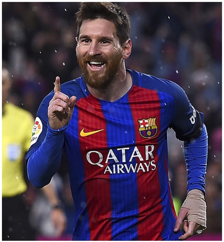 Nếu còn 1 ngày trước trận đấu, Messi ăn thêm bữa phụ buổi chiều. Anh ăn chủ yếu cá, tôm, gà, khoai tây luộc, rau xanh và hoa quả. 6 giờ trước trận đấu, Messi sẽ tập trung ngủ đủ giấc và anh tránh xa tinh bột lúc này.
