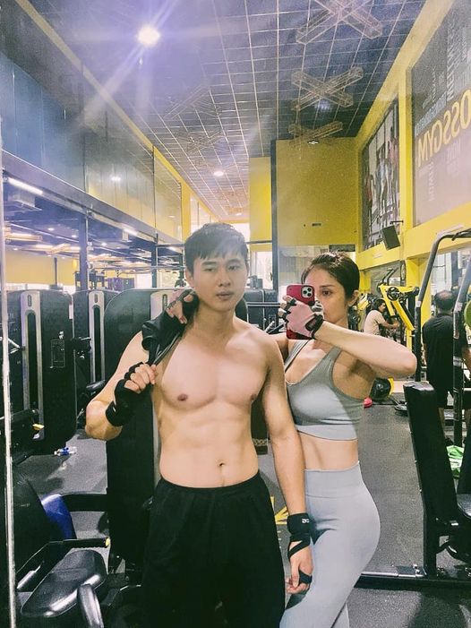 Cô cùng ông xã Trương Quang Pháp chăm chỉ đến phòng gym.