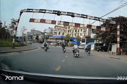 Clip: Xe máy vào cua lấn làn ngược chiều ”thoát nạn” ngay đầu xe tải