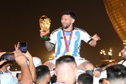 Trực tiếp người Argentina ”đi bão” ăn mừng, chờ Messi về diễu hành ở Buenos Aires