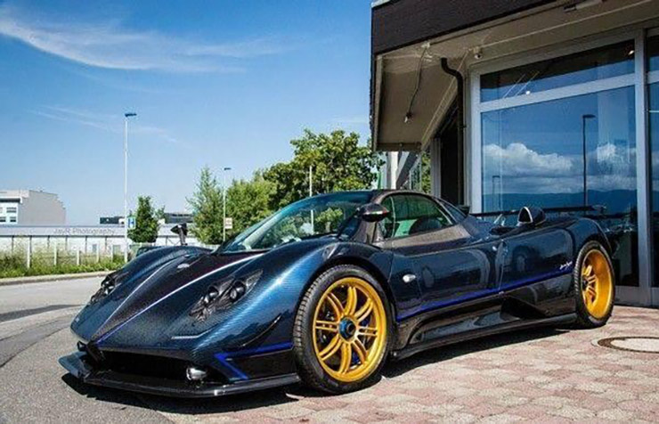 Siêu xe Pagani Zonda mà Messi sở hữu là bản đặc biệt Tricolore, giá lên đến 1,6 triệu USD, tương đương 36,68 tỷ đồng.
