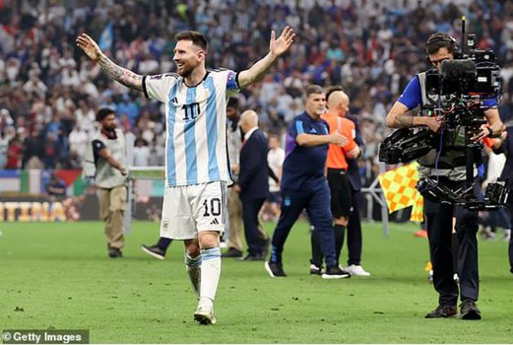 Tại sao Messi khoác áo đen nâng cúp độc nhất lịch sử khi Argentina vô địch World Cup? - 3