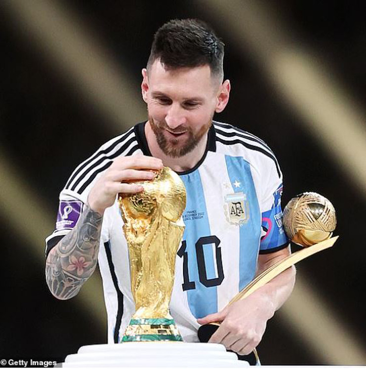 Messi ẵm danh hiệu "Cầu thủ xuất sắc nhất World Cup 2022" khi lên bục nhận chức vô địch cùng các đồng đội&nbsp;