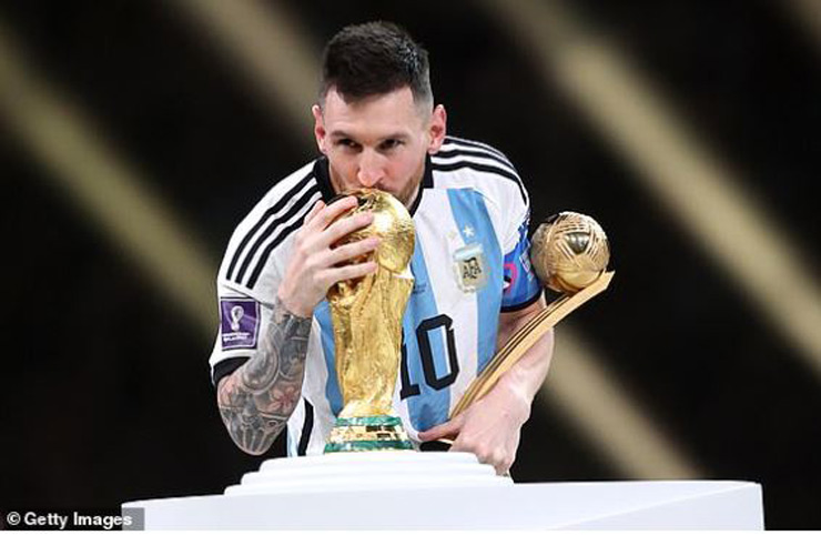 Messi hôn lên chiếc cúp vàng danh giá trên sân Lusail