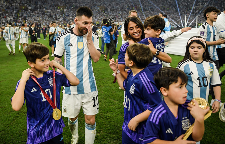 Leo Messi bật khóc vì hạnh phúc khi được người vợ yêu Antonela Roccuzzo và 3 cậu con trai xuống sân chia vui khi anh đã vô địch thế giới cùng ĐT Argentina