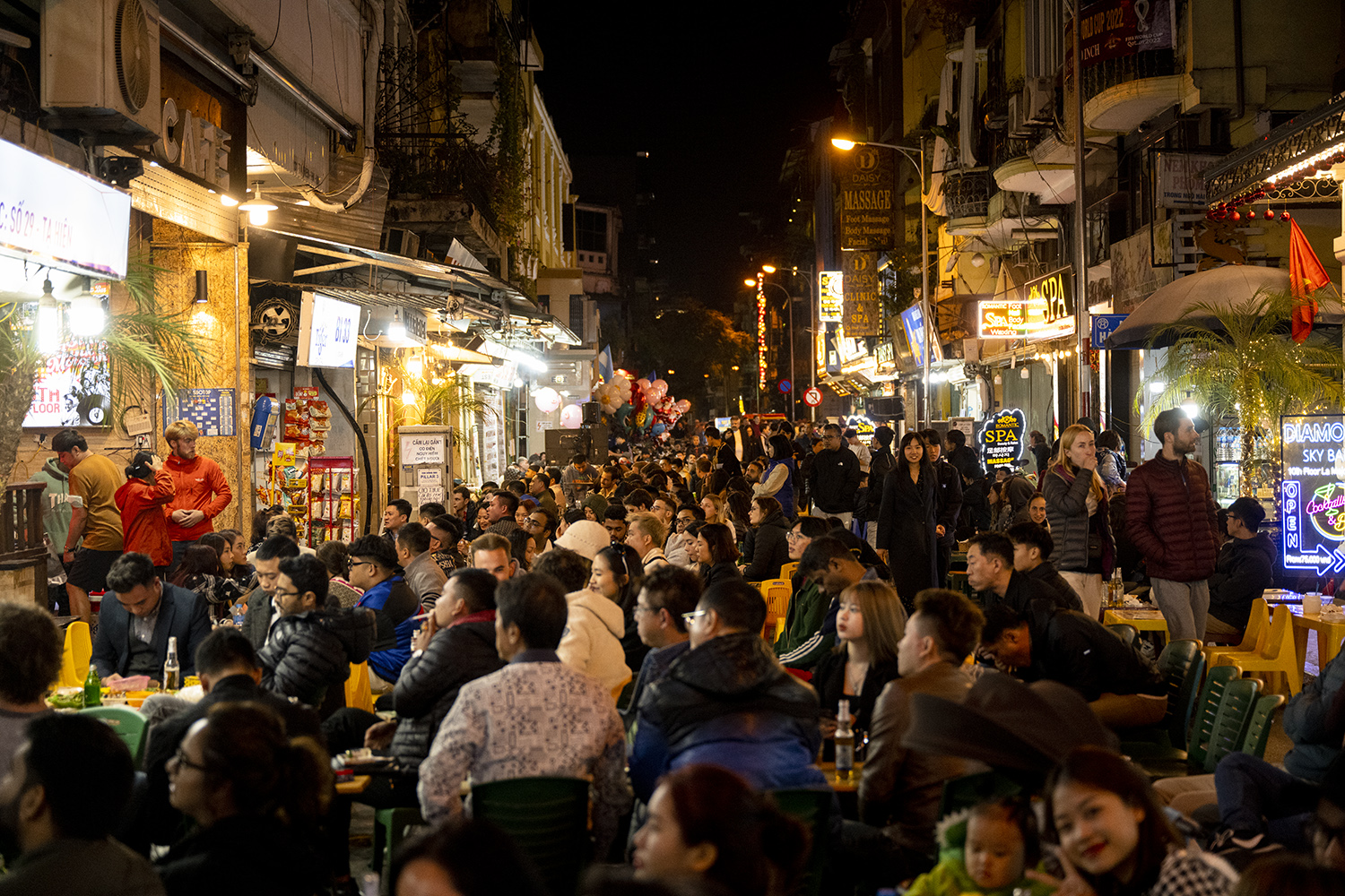 Các hàng quán ở phố Tạ Hiện đầu tư màn hình lớn, thu hút người hâm mộ đến thưởng thức ẩm thực, nâng ly cổ vũ cho những cầu thủ và đội bóng mình yêu thích.