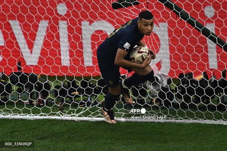 Mbappe rút ngắn cách biệt với cú penalty ở phút 80