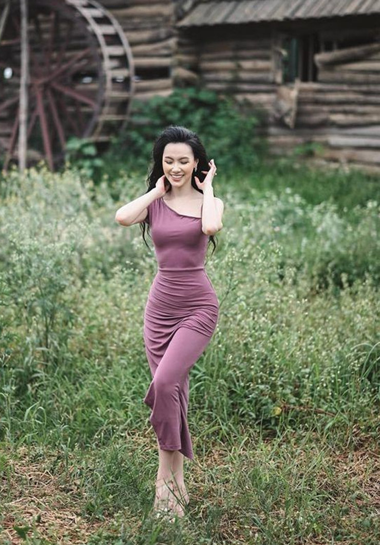 Người đẹp khoe dáng đẹp hoàn hảo trong một thiết kế bodycon.
