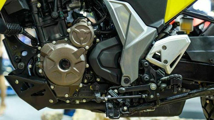 V-Strom SX250 2023 sở hữu khối động cơ xi-lanh đơn dung tích 250cc, sản sinh công suất tối đa 26,5 mã lực và mômen xoắn cực đại 22,2Nm
