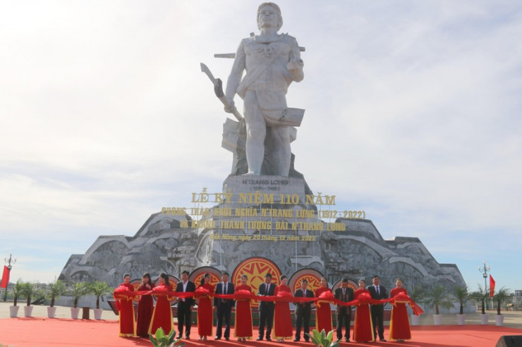 Cắt băng khánh thành tượng đài anh hùng N’Trang Lơng. Ảnh: DP