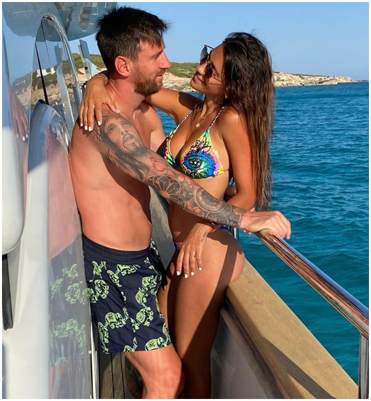 Messi với tình yêu năm 9 tuổi đã trở thành thiên tình sử đẹp đẽ trong làng bóng đá. Trên thực tế, nhiều ngôi sao bóng đá khác cũng có cuộc hôn nhân viên mãn lâu dài khiến nhiều người ngưỡng mộ.
