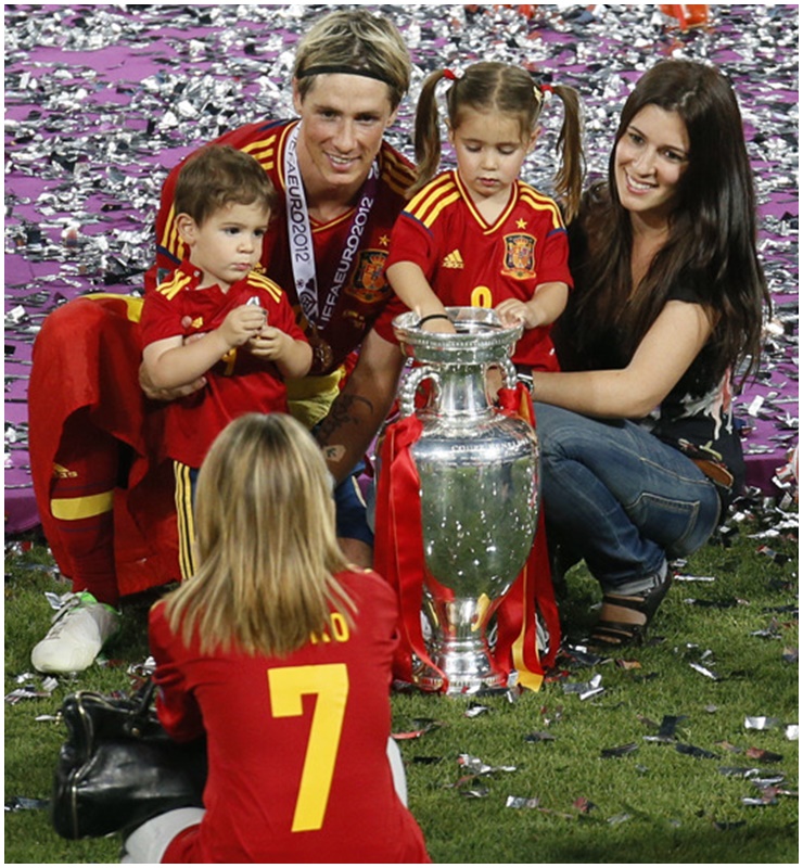 Fernando Torres đã yêu và kết hôn với mối tình đầu Olalla. Cả hai gặp nhau năm 2001 khi đó chàng cầu thủ này mới 17 tuổi. Anh đã trúng tiếng sét ái tình và bắt đầu theo đuổi mối tình đầu. Sau 8 năm bên nhau họ tổ chức một hôn lễ ấm cúng. Giờ đây khi đã nổi tiếng hơn, Fernando Torres vẫn chỉ chung thủy với mối tình duy nhất của đời mình.
