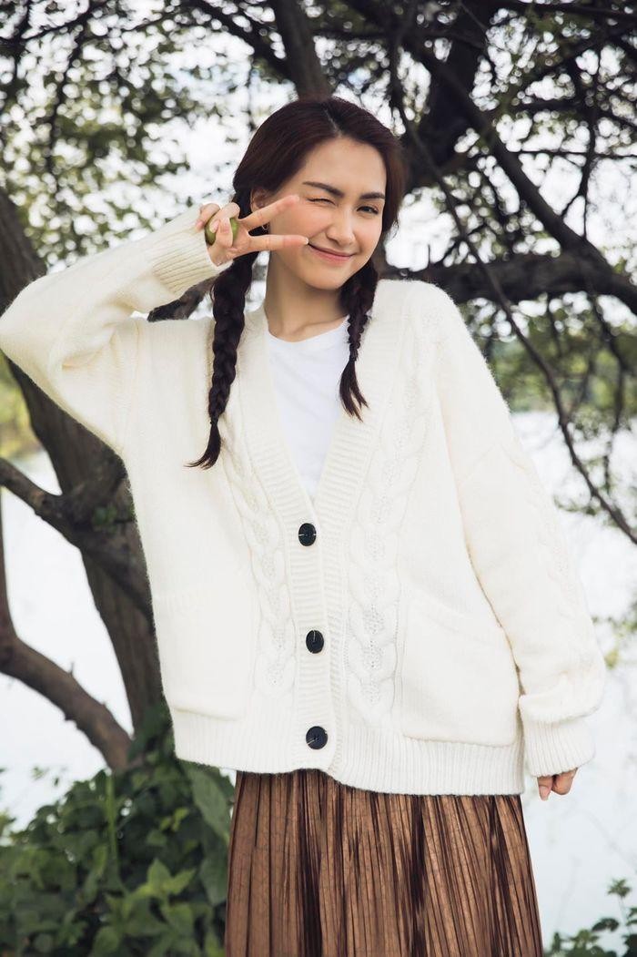 Chân váy midi xếp ly kết hợp với áo cardigan dáng dài giúp Hòa Minzy trẻ trung hơn. Áo cardigan kết hợp với áo len cao cổ là sự kết hợp đơn giản nhưng lại giúp Thanh Hằng trở nên "chanh sả" hơn.