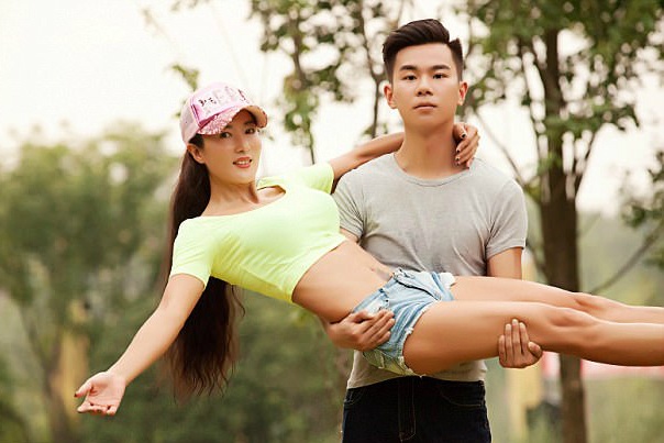 Một hot mom khác tên&nbsp;Liu&nbsp;Yelin cũng từng bị nhầm là bạn gái của con trai vì sở hữu sắc vóc "lão hóa ngược".