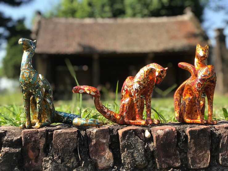 Toàn bộ tượng mèo được làm từ gỗ mít, đá ong kết hợp với nghệ thuật sơn mài thuần Việt.
