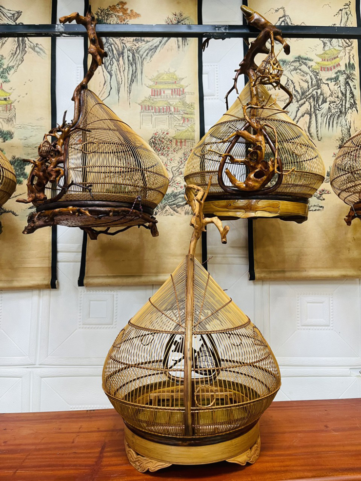 Với kinh nghiệm gần chục năm làm lồng chim bằng gỗ, tre, anh Duy Minh (Hải Dương) cho biết các loại lồng chim từ gỗ, giá trị cao vẫn được khách hàng ưa chuộng.
