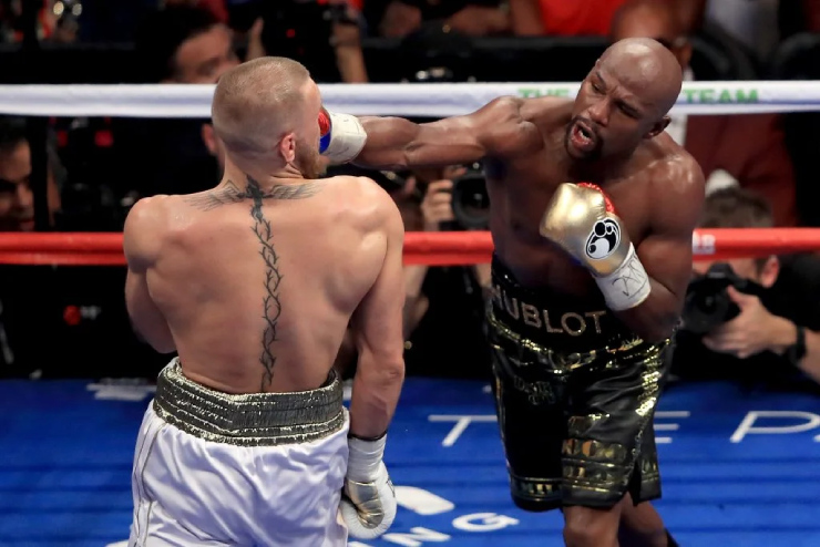 Floyd Mayweather (Boxing, phải). Dù có nhiều tranh cãi về việc Mayweather chưa xứng trở thành GOAT quyền Anh nhưng những gì tay đấm Mỹ đã thể hiện tạo ra ảnh hưởng lớn với thế giới võ thuật. Võ sĩ 45 tuổi toàn thắng và bất bại 50 trận, từng nắm giữ đai vô địch thế giới 5 hạng cân và là người đầu tiên trở thành tỷ phú võ thuật.