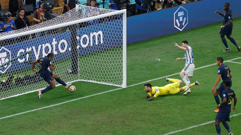 Messi vô địch World Cup: “Chúa tể của những trái bóng” - 10