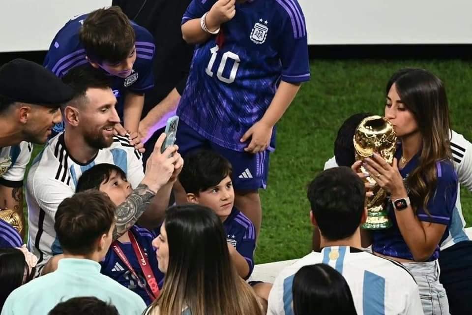 Hậu trường bức ảnh bà xã Messi giơ cao chiếc cúp Vàng
