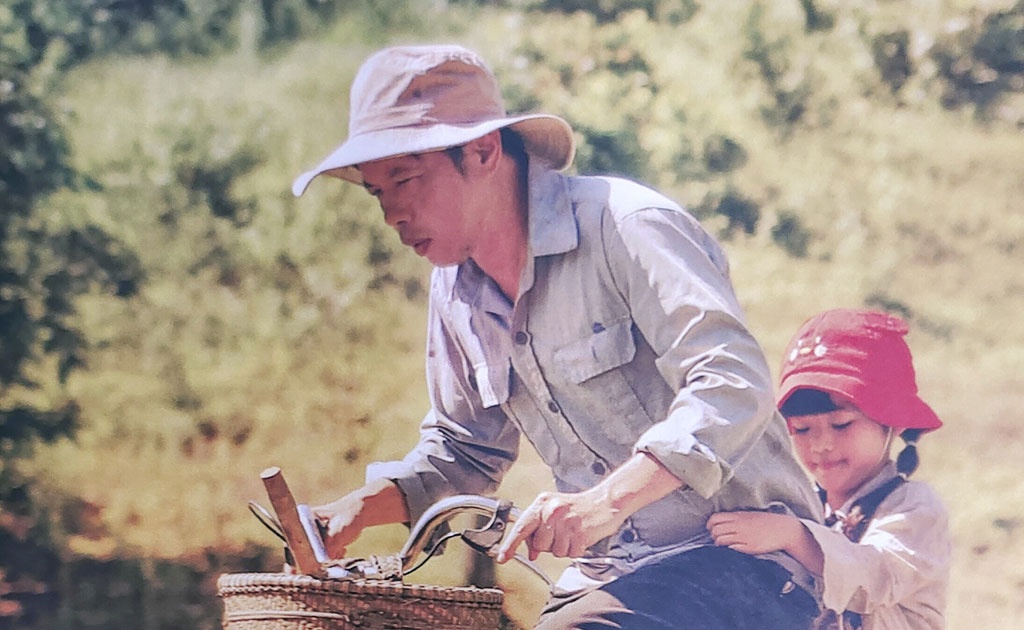 Hồng (Ngọc Lan) cha con Mô "gù" (Thái Hòa) trong phim