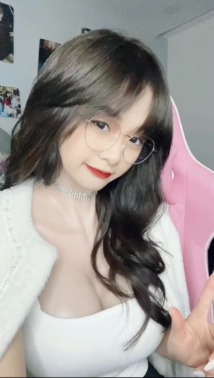 Khoe vòng một &#34;lố lăng&#34;, Gấm Kami bị TikTok cấm live vĩnh viễn - 3