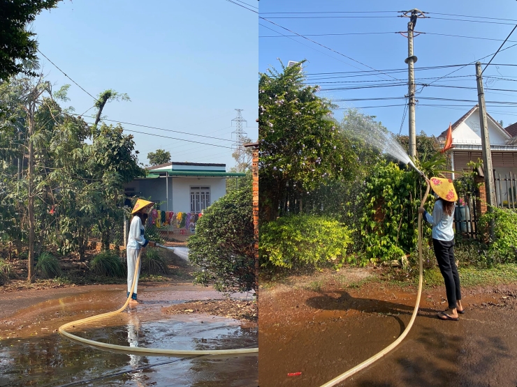 Thế nhưng khi về quê cô hoàn toàn khác hẳn. Nàng Hậu nổi tiếng mặc đồ bộ, đội nón lá ra vườn tưới cây.&nbsp;
