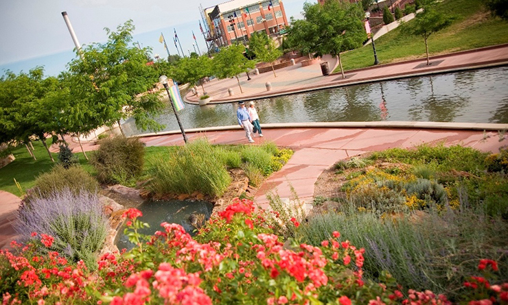 Pueblo, Colorado: Nằm ở phía đông nam Colorado trên sông Arkansas và Fountain Creek, Pueblo là nơi sinh sống của 106.595 cư dân. Pueblo có bất động sản nhà ở rẻ nhất ở Colorado. Thành phố này có khí hậu sa mạc cao với hơn 300 ngày nắng mỗi năm, và cũng là nơi tổ chức sự kiện lớn nhất của Colorado, Hội chợ Bang Colorado, được tổ chức vào mùa hè, cũng như Lễ hội Chile &amp; Frijoles hằng năm.
