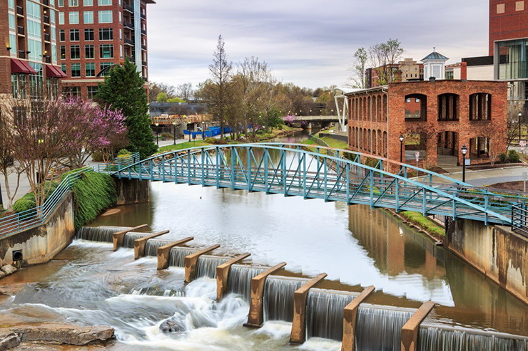 Greenville, Nam Carolina: Toàn bộ Nam Carolina đẹp một cách ngoạn mục và Greenville cũng không ngoại lệ. Trong khi các thành phố ven biển của bang có thể thu hút nhiều sự chú ý thì thành phố miền núi Greenville lại rất hấp dẫn với mức giá cả phải chăng lại có phong cảnh tuyệt đẹp.
