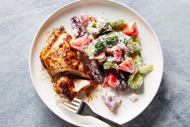 Salad gà với dưa chuột kiểu Hy Lạp này do Ali Slagle làm ra. Món ăn này nhận được đánh giá rất cao, hương vị mới lạ, màu sắc hấp dẫn.
