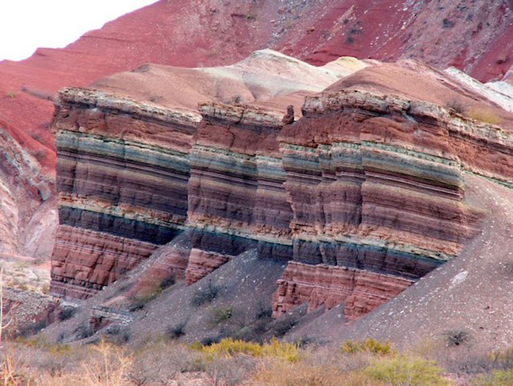 Quebrada de Humahuaca là một khu vực khô cằn, nhiều màu sắc, được du khách đánh giá cao bởi vẻ đẹp độc đáo của mình.
