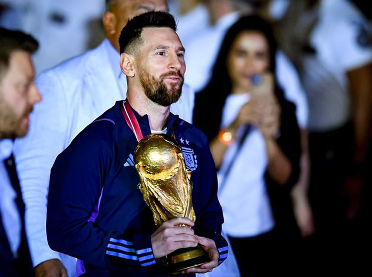 Lionel Messi khoe cúp vàng World Cup 2022 khi ăn mừng cùng hơn 4 triệu CĐV tụ tập ở buổi lễ diễu hành của ĐT Argentina tại Buenos Aires ngày 20/12