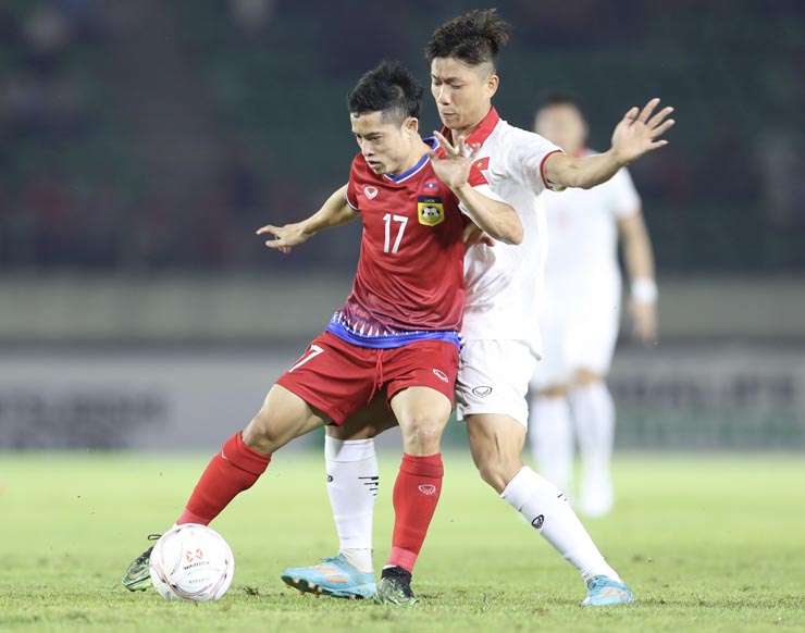 Trận đấu giữa chủ nhà Lào (áo đỏ) và ĐT Việt Nam diễn ra hấp dẫn
