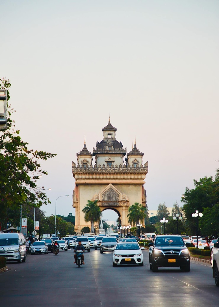 Lào có tiềm năng sản xuất điện từ thủy điện, vì vậy nước này đã sản xuất điện và xuất khẩu sang các nước trong đó có Việt Nam bởi điện là năng lượng quan trọng cho phát triển kinh tế.
