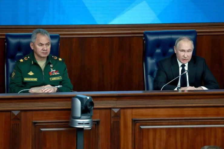 Tổng thống Nga Vladimir Putin (phải) và Bộ trưởng Quốc phòng Sergei Shoigu. Ảnh: SPUTNIK