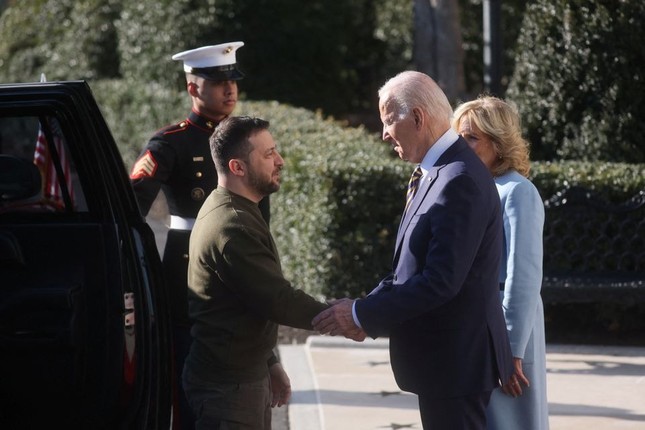 Tổng thống Mỹ Joe Biden và phu nhân đón ông Zelensky ở Nhà Trắng. Ảnh: Reuters