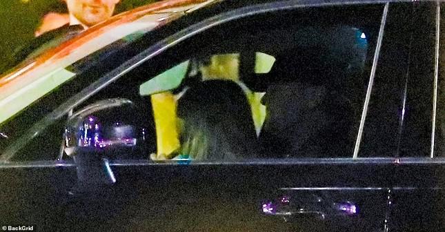 Victoria Lamas ngồi trên ghế phụ trong xe của Leonardo DiCaprio. Ảnh: BackGrid.