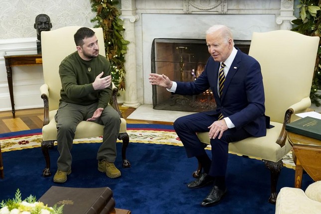 Ông Biden và ông Zelensky trò chuyện trong phòng Bầu dục. Ảnh: AP