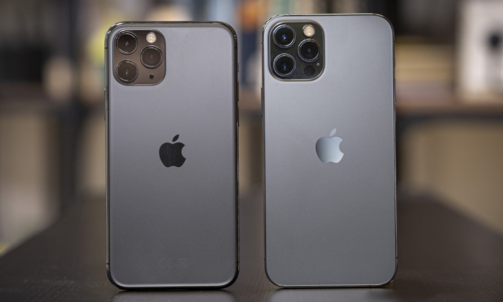 iPhone 11 Pro (trái) và iPhone 12 Pro (phải).