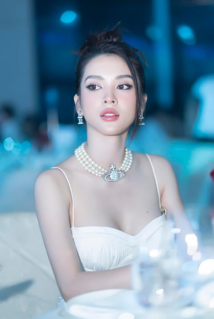 Đó chính là Quỳnh Lương, cô sinh năm 1995, là gương mặt triển vọng trên màn ảnh nhỏ Việt Nam. Trước khi bước chân vào diễn xuất, Quỳnh Lương là một người mẫu ảnh lookbook nổi tiếng ở Hà Nội.
