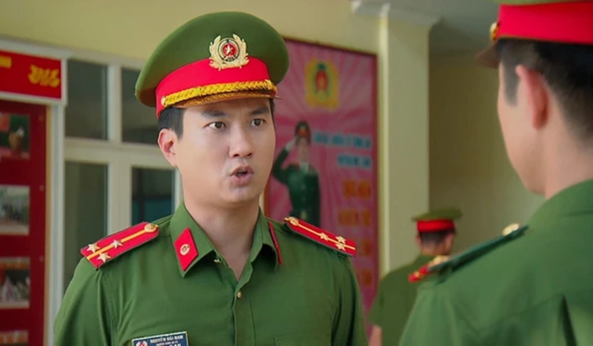 Diễn viên Phạm Anh Tuấn vào vai Nam -&nbsp;trưởng công an xã Tân Xuân ở "Phố trong làng"