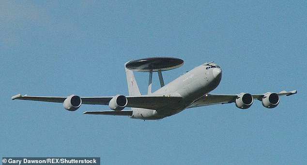 Máy bay cảnh báo sớm AWACS làm nhiệm vụ cảnh giới khi chiếc Boeing C-40 chở ông Zelensky bay qua Biển Bắc.