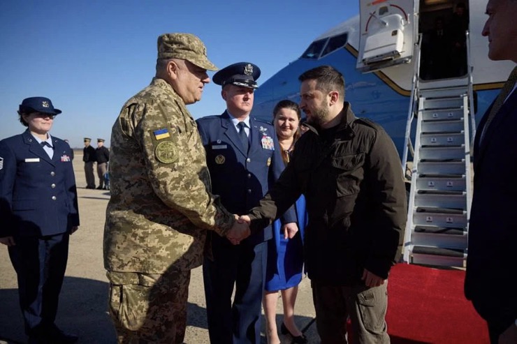 Ông Zelensky tới sân bay quân sự&nbsp;Andrews ở ngoại ô Washington trên một chiếc máy bay của chính phủ Mỹ.