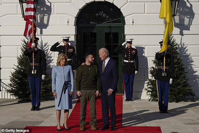 Ông Biden đón ông Zelensky trên thảm đỏ ở Nhà Trắng.