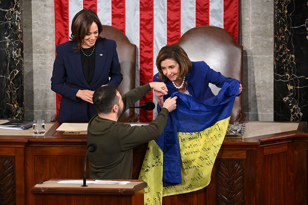 Cử chỉ thân thiện của Chủ tịch Hạ viện Mỹ Nancy Pelosi với ông Zelensky.