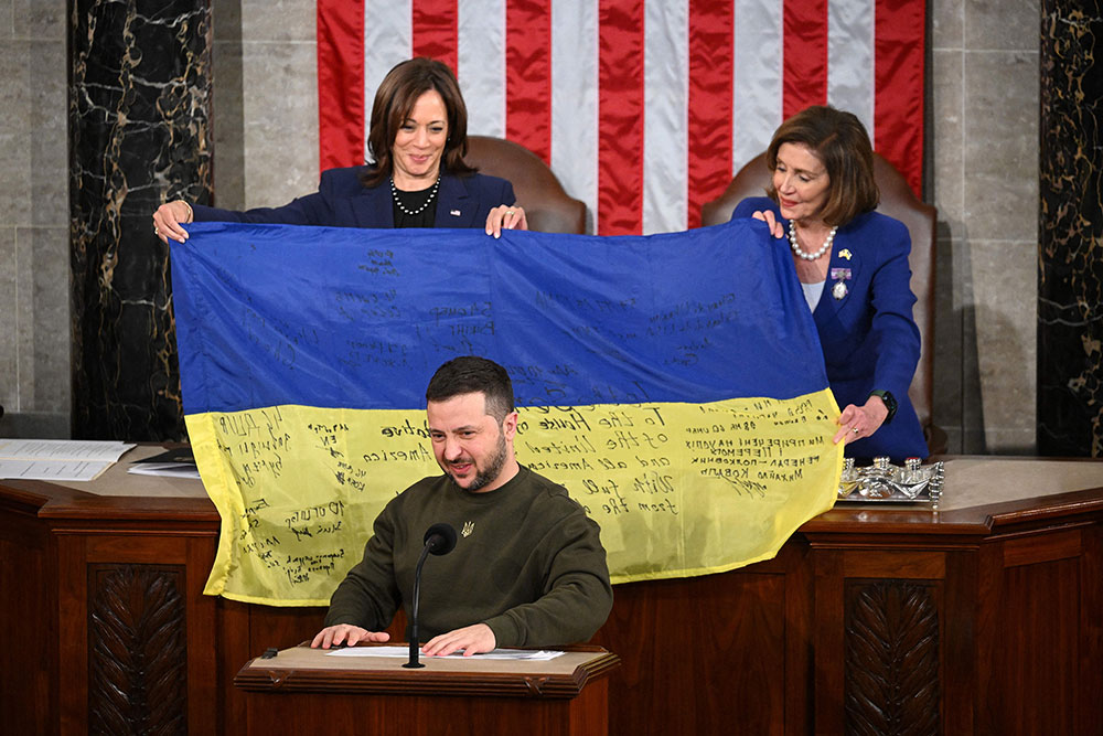 Ông Zelensky trình Quốc hội Mỹ lá cờ Ukraine có chữ ký của các binh sĩ chiến đấu ở "chảo lửa" Bakhmut.