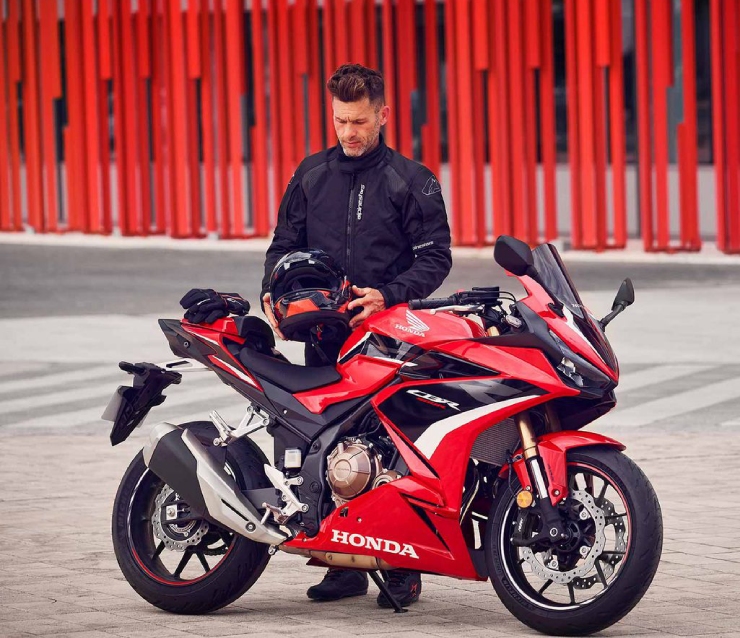 4. Honda CBR500R&nbsp; hiện nay có thiết kế lại hoàn toàn từ trước tới sau, với hệ thống phanh nâng cấp, vành bánh xe mới và cánh tay trục nhẹ hơn. Kiểu dáng xe nhìn nhanh nhẹn hơn và xử lý tốt hơn. Động cơ xe loại 471cc, làm mát bằng chất lỏng, giúp xe đạt công suất mạnh mẽ.